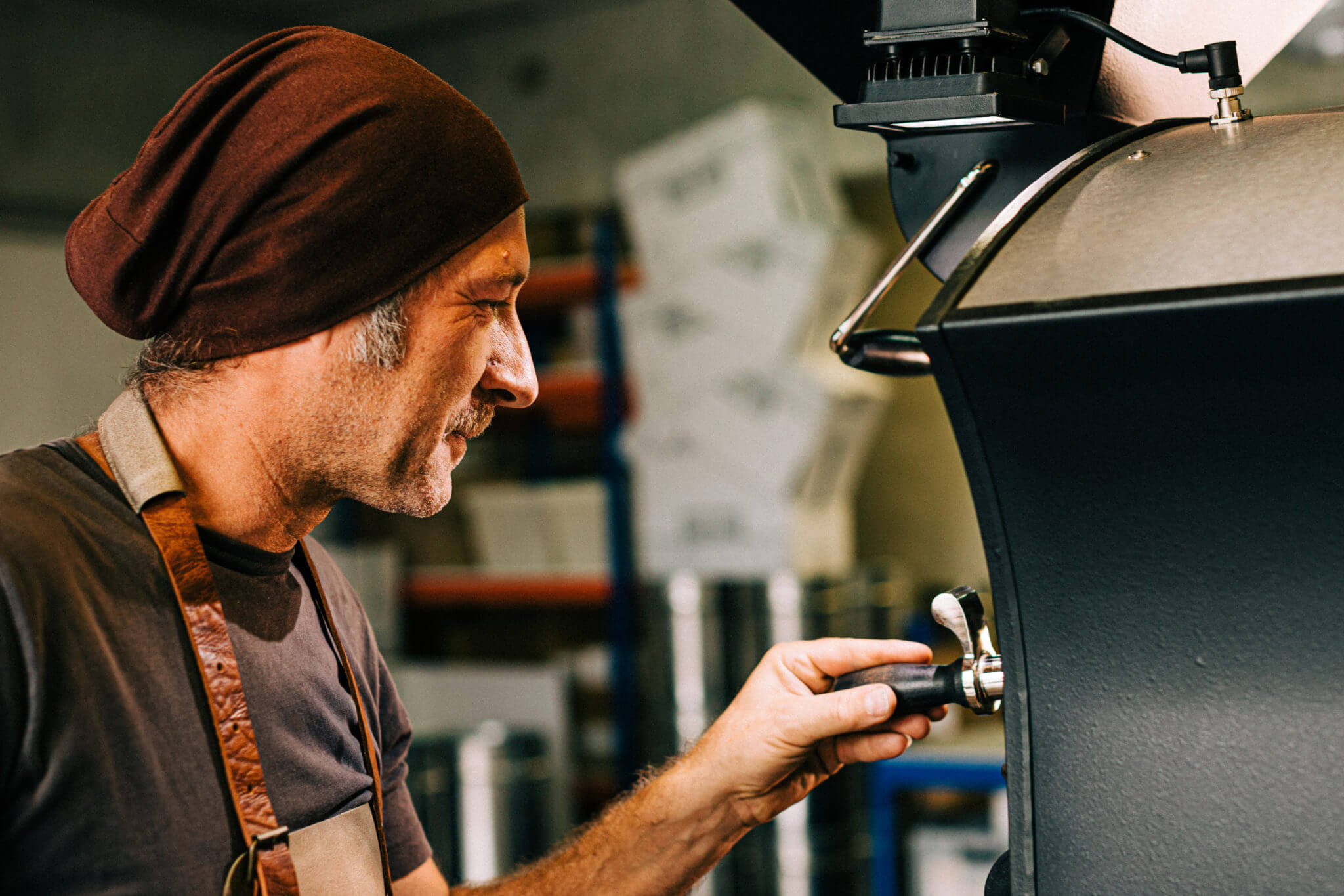 Nandy prüft die Bohnen