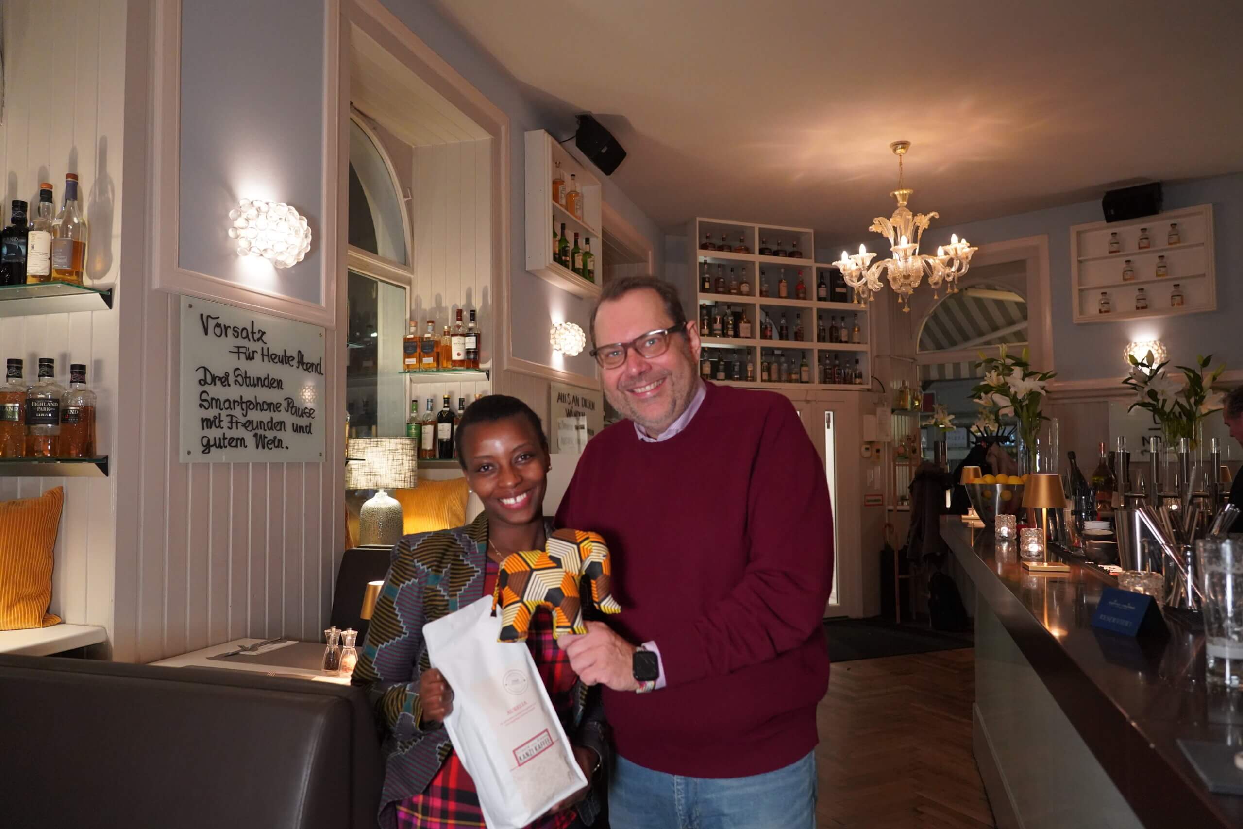 Imma Steinlechner und Oliver Kanzi mit Kaffee aus Ruanda